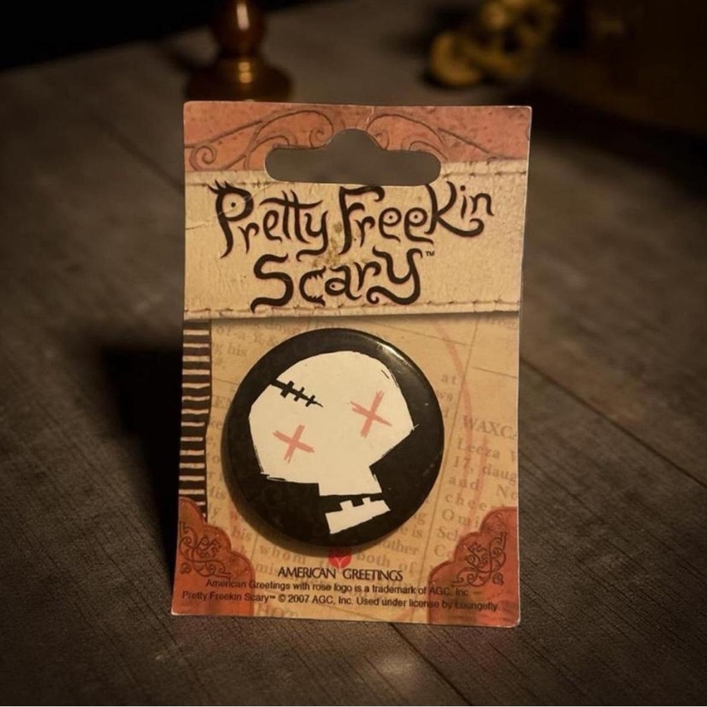 VINTAGE Authentic Pretty Freekin Scary Goth Emo Skull Button Y2K Carlos Villagra